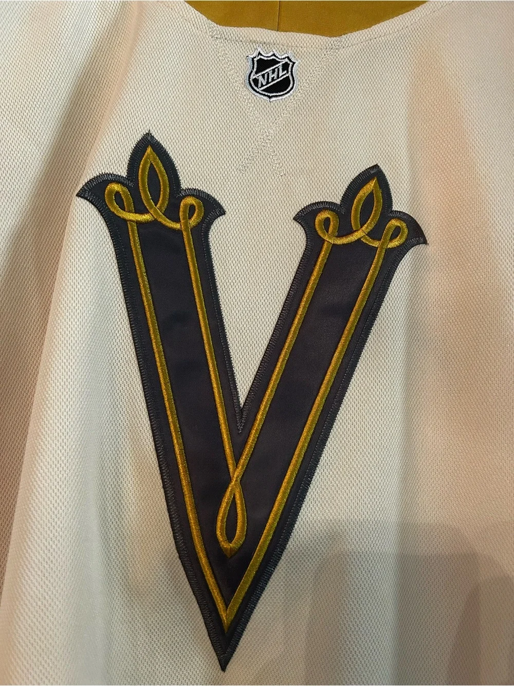 NEW Rare & Unique adidas NHL Gold & Creme Hockey Jersey Vegas #71 Karlsson Large